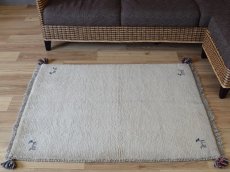 画像1: 新品 ペルシャ ギャッベ 縦1.2m アクセント ラグ サイズ 110 x 80 cm No.473 肉厚 天然 草木染 ウール 手織り ハンドメイド ギャベ マット カーペット  動物 鹿 民族柄 生成り クリーム 白 ホワイト n-473-11080s57 (1)