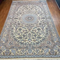 画像2: 新品 ペルシャ 絨毯 ナイン 産 9la ノーラー 243 x 150 cm 縦2.5m 横1.5m 3.6㎡ 〜4帖程度 リビング ダイニング 2-3人掛けソファ サイズ ウール 手織り ラグ 敷物 カーペット メダリオン 白 ホワイト 生成り アイボリー ベージュ MA406-S109-243150Z100 (2)