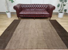 画像1: 新品 ペルシャ ギャッベ 243 × 197 cm 縦2.5m 横2m 〜5㎡ 〜4.5帖 リビング ダイニング 2-3人掛けソファサイズ 天然 肉厚 ウール ギャベ 手織り リーズバフト ハンドメイド ラグ 絨毯 カーペット ベージュ ブラウン グレー グラデーション ボーダー リビングダイニングルームやベッドサイドに MA436-1448-243197Z025 (1)